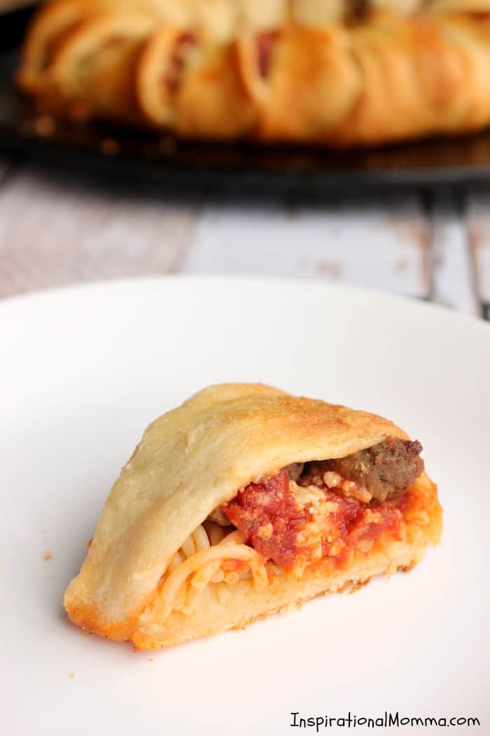 This Spaghetti & Meatball Garlic Crescent Ring is filled with noodles, meatballs, and flavorful Homestyle Ragu. #SimmeredinTradition #HomestyleSauces