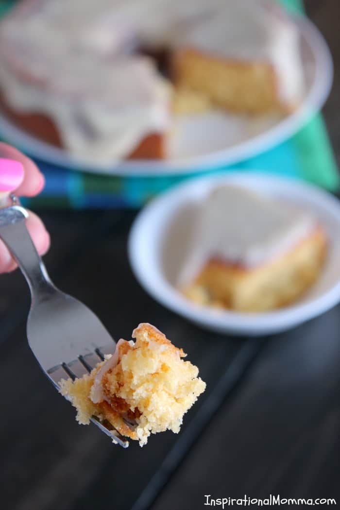 This 2-Ingredient 7UP Cake is easy and delicious! Then, topped with Cream Cheese 7UP Icing, it becomes irresistible! #JustAdd7UP #iinspirationalmomma #2ingredientcake #easycake #7up #dessert #desserts #recipe