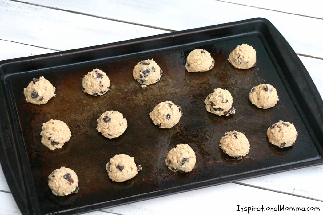 Old-fashioned Chewy Oatmeal Raisin Cookies are definitely a family favorite. Easy to make and even easier to enjoy, these homemade cookies are delicious! #inspirationalmomma #oatmealraisincookies #oatmeal #raisins #cookies #homemade #baking #dessert #desserts