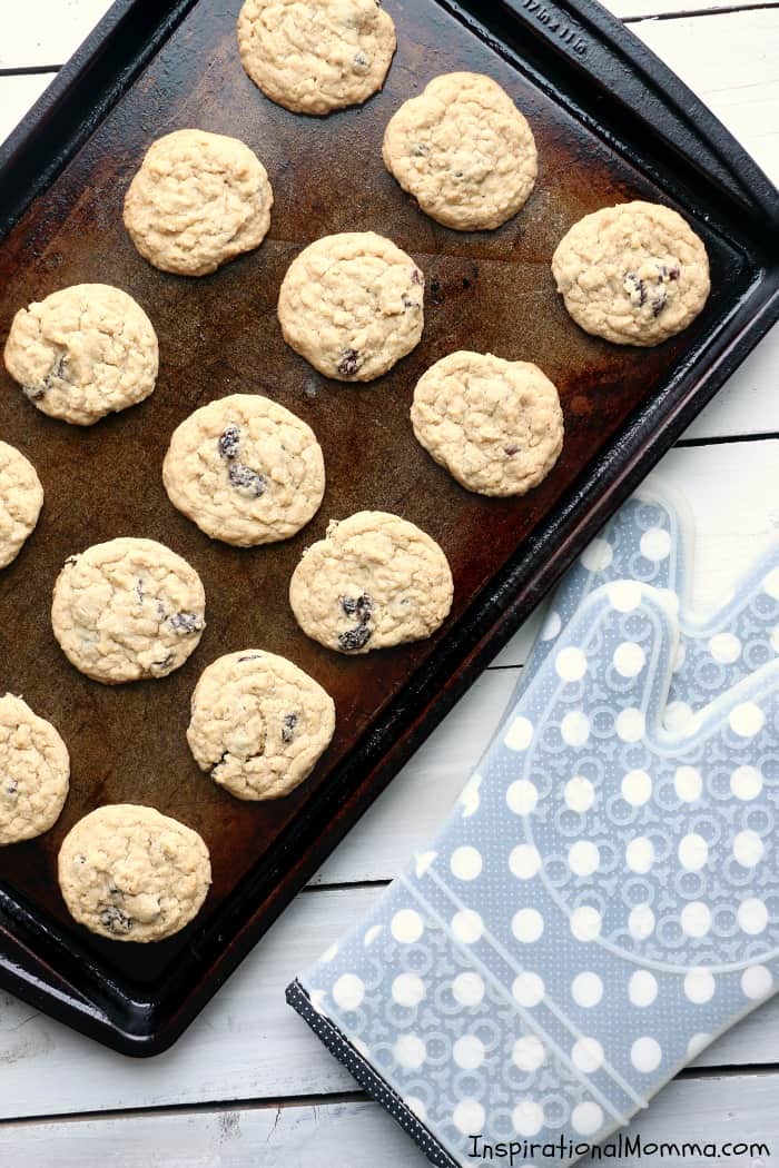 Old-fashioned Chewy Oatmeal Raisin Cookies are definitely a family favorite. Easy to make and even easier to enjoy, these homemade cookies are delicious! #inspirationalmomma #oatmealraisincookies #oatmeal #raisins #cookies #homemade #baking #dessert #desserts