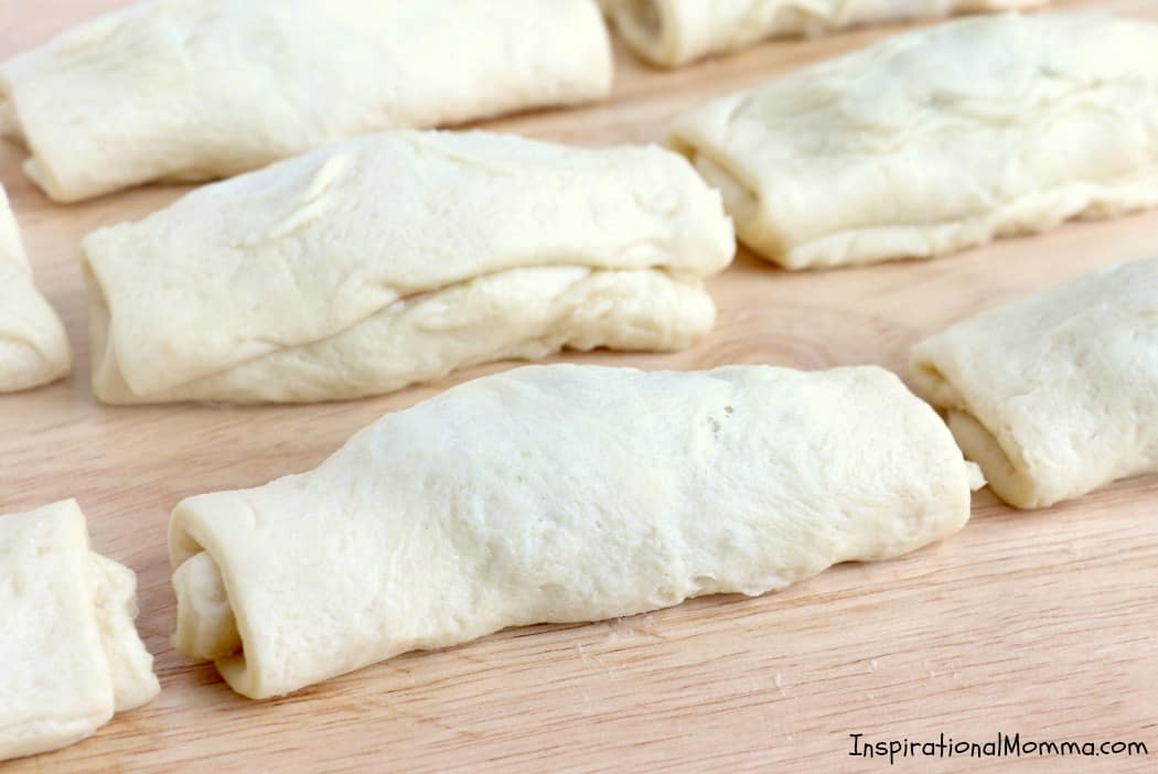 This Peanut Butter and Jelly Roll Up Recipe is a fun twist on a classic snack. A crispy, delicious roll filled with sweet, creamy peanut butter and jelly!