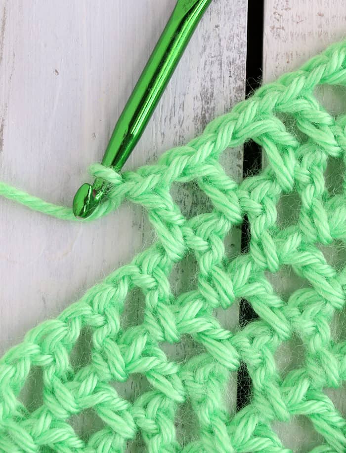 This Easy Double Crochet Blanket is a perfect project for beginning crocheters. Created with simple stitches, this blanket is quick, easy, and very cute! #inspirationalmomma #doublecrochet #crochet #crocheting #baby #blanket #babyblanket #beginner #easy #quick