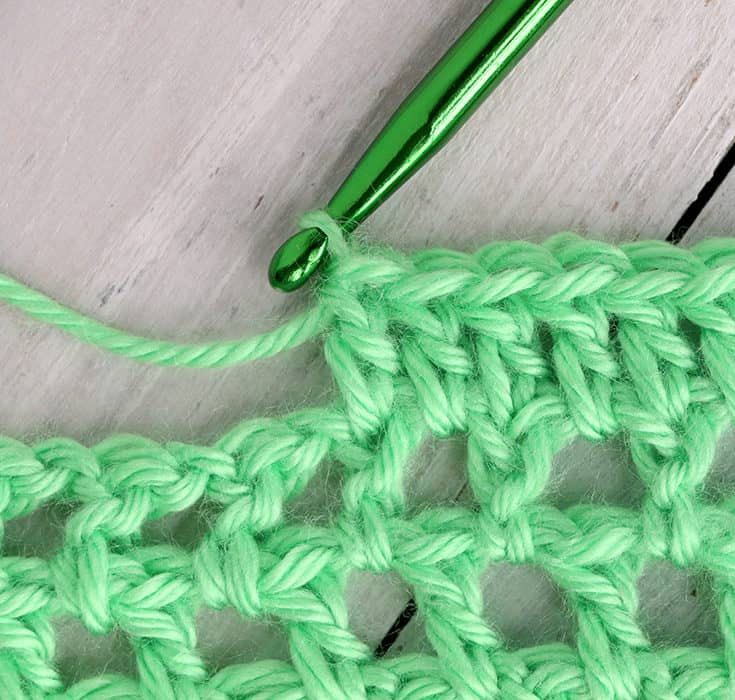 This Easy Double Crochet Blanket is a perfect project for beginning crocheters. Created with simple stitches, this blanket is quick, easy, and very cute! #inspirationalmomma #doublecrochet #crochet #crocheting #baby #blanket #babyblanket #beginner #easy #quick