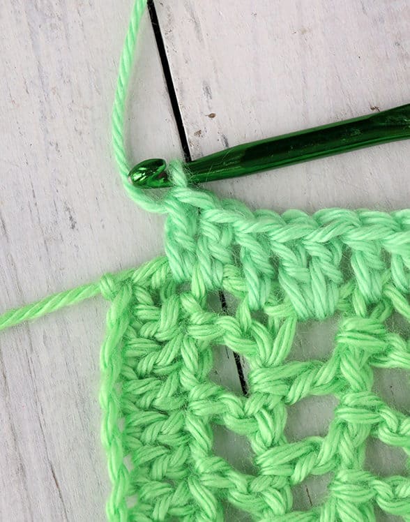 This Easy Double Crochet Blanket is a perfect project for beginning crocheters. Created with simple stitches, this blanket is quick, easy, and very cute! #inspirationalmomma #doublecrochet #crochet #crocheting #baby #blanket #babyblanket #beginner #easy #quick