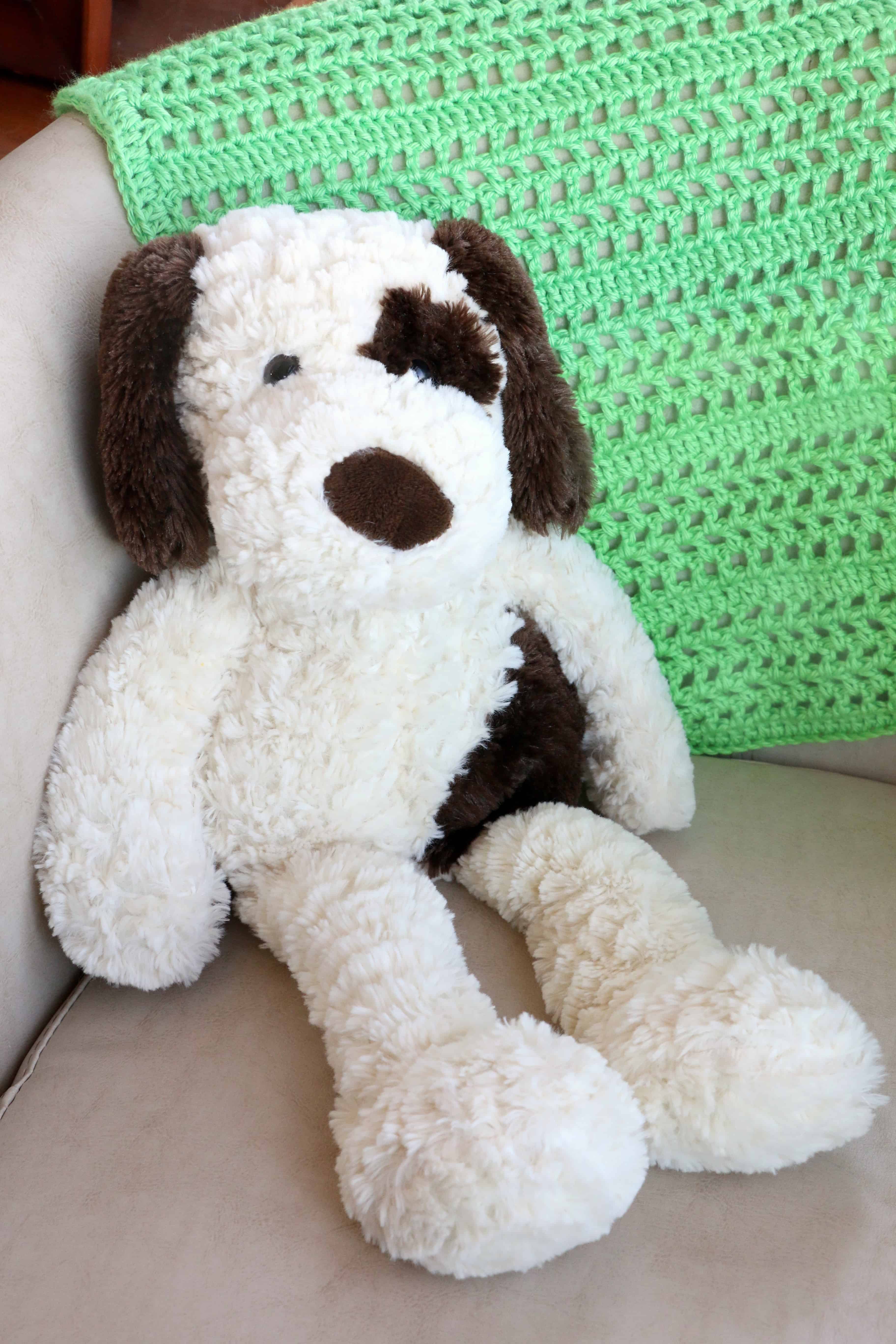 This Easy Double Crochet Blanket is a perfect project for beginning crocheters. Created with simple stitches, this blanket is quick, easy, and very cute! #inspirationalmomma #doublecrochet #crochet #crocheting #baby #blanket #babyblanket #beginner #easy #quick