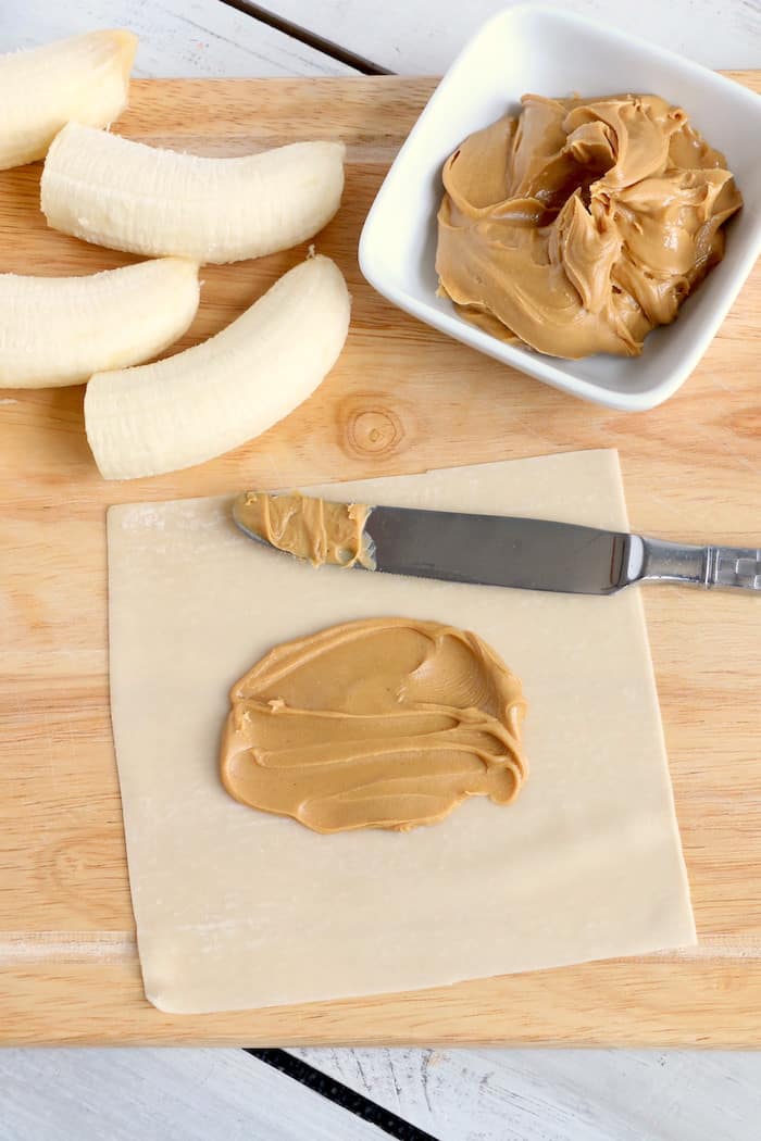 This Peanut Butter Banana Egg Roll Recipe is amazing! A crispy egg roll wrapper filled with creamy peanut butter and a sweet banana makes a perfect dessert! #InspirationalMomma #EggRollRecipe #PeanutButter #Banana #PeanutButterBanana #EggRolls #Recipe #Dessert #Desserts