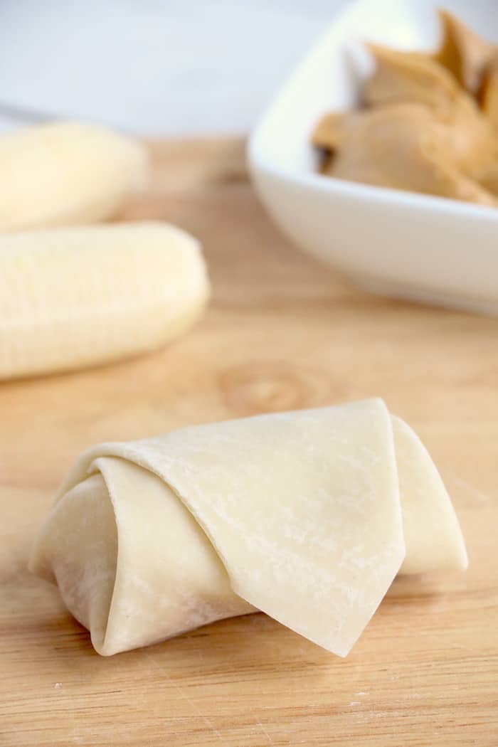 This Peanut Butter Banana Egg Roll Recipe is amazing! A crispy egg roll wrapper filled with creamy peanut butter and a sweet banana makes a perfect dessert! #InspirationalMomma #EggRollRecipe #PeanutButter #Banana #PeanutButterBanana #EggRolls #Recipe #Dessert #Desserts