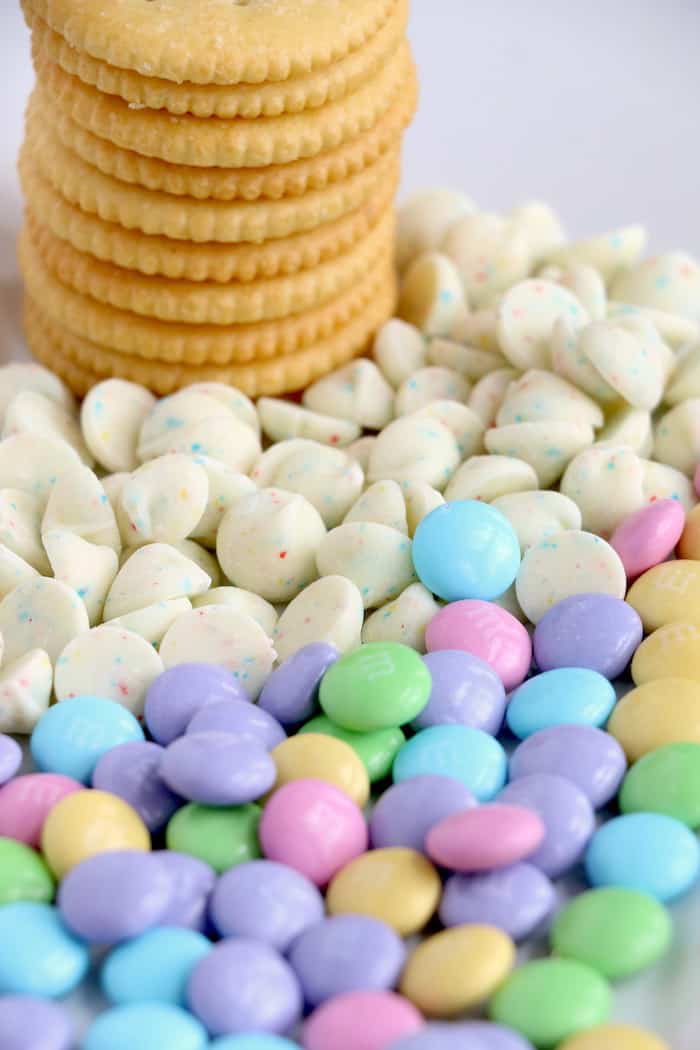 Spring Flower Ritz Cracker Recipe - Crispy Ritz Crackers covered with melted confetti white chocolate chips, and finally topped off with a gorgeous M&M flower. #inspirationalmomma #springtreats #springdesserts #eastertreats #easterdesserts #ritzcracker #m&ms #easydessert #quick #recipe #ritzcrackerrecipes