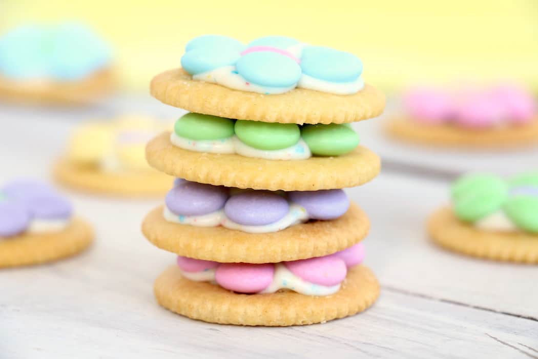 Spring Flower Ritz Cracker Recipe - Crispy Ritz Crackers covered with melted confetti white chocolate chips, and finally topped off with a gorgeous M&M flower. #inspirationalmomma #springtreats #springdesserts #eastertreats #easterdesserts #ritzcracker #m&ms #easydessert #quick #recipe #ritzcrackerrecipes