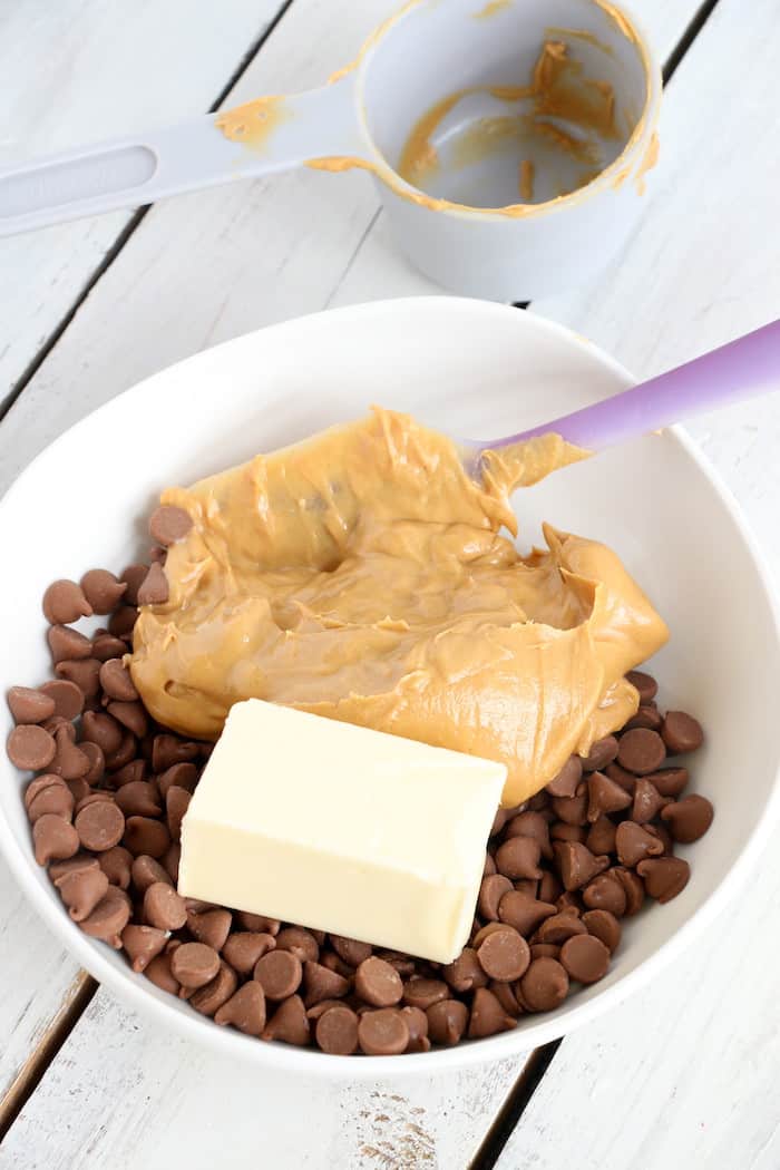 This Spring Puppy Chow Recipe is finger-food at its finest! Chex cereal covered in chocolate, peanut butter, and powdered sugar is a delicious combination! #inspirationalmomma #puppychowrecipe #puppychow #spring #easter #dessert #desserts #chex #peanutbutter #chocolate