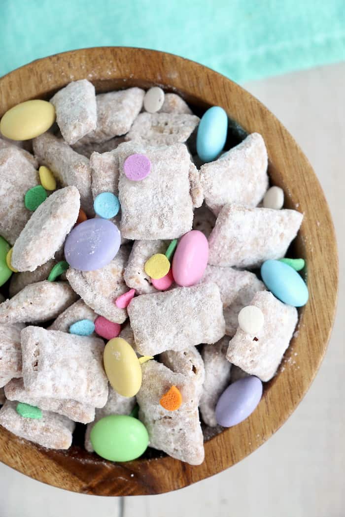 This Spring Puppy Chow Recipe is finger-food at its finest! Chex cereal covered in chocolate, peanut butter, and powdered sugar is a delicious combination! #inspirationalmomma #puppychowrecipe #puppychow #spring #easter #dessert #desserts #chex #peanutbutter #chocolate